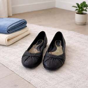 Børn Julianne Black Leather Ballet Flats Pleated Toe Comfort Size 9